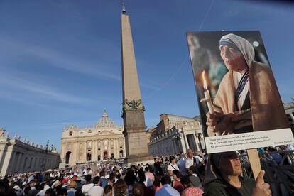 Una monja sujeta una foto de la Madre Teresa de Calcuta en la plaza de San Pedro.