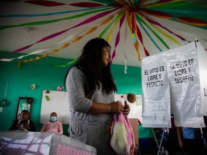 Una mujer junto a una casilla de votación en el municipio de Temoaya, en el Estado de México, el pasado 4 de junio.