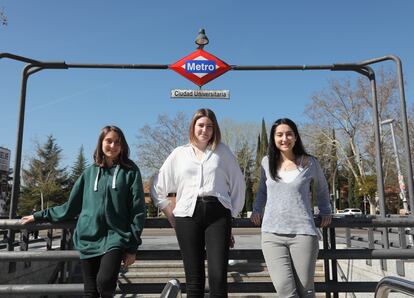 Laura Moreno, Desireé Díaz y Ana Caro (de izquierda a derecha), este martes en Ciudad Universitaria.