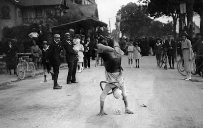 Jules Deloffre, durante una de sus exhibiciones al acabar las etapas del Tour.