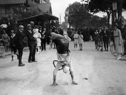 Jules Deloffre, durante una de sus exhibiciones al acabar las etapas del Tour.