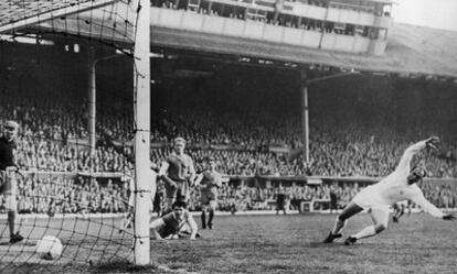 Uno de los grandes momentos de Hampden Park: Di Stéfano marca en el 7-3 del Madrid al Eintracht en la final de la Copa de Europa de 1960.