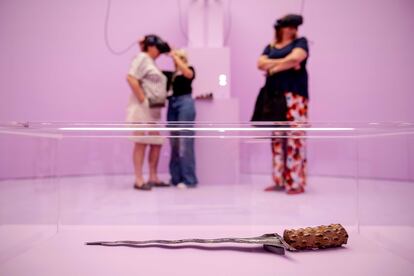 A kris, a Balinese bladed weapon, accompanied by a virtual reality experience that takes the visitor to the Goa Lawah temple in Bali, where it was stolen, is on display during a visit to the 'Loot - 10 Stories' exhibition at the Mauritshuis museum of The Hague (Netherlands), on September 12, 2023.