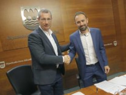 Markel Olano y Denis Itxaso se saludan en la presentación del equipo de diputados que formará el Gobierno foral de Gipuzkoa.