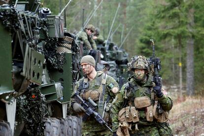 Soldados canadienses participan en un simulacro militar en el campo de entrenamiento de Mza Mackevici (Letonia). Las maniobras se enmarcan en el programa Defender Europa 2020, cuyo objetivo es mejorar la alianza militar internacional.