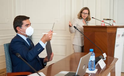 Carlos Torres, presidente del BBVA, con Nadia Calviño, vicepresidenta segunda, en las jornadas de la APIE en Santander.