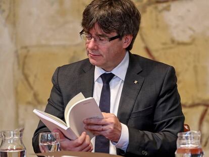 El president Puigdemont hojea el Plan de lectura.