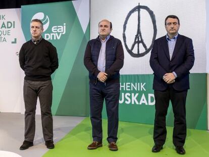 Iñigo Urkullu, Andoni Ortuzar y Aitor Esteban guardan un minuto de silencio por las víctimas de los atentados de París.