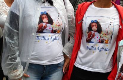 Los familiares de Ágatha usan camisetas con su foto durante su funeral en Río.