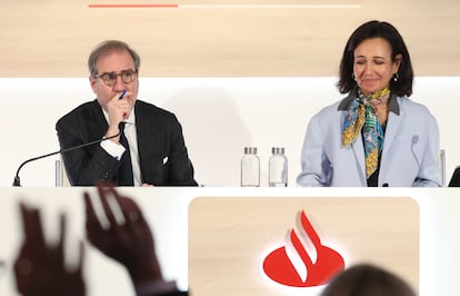 Ana Botín, presidenta del Banco Santander, junto a Héctor Grisi, consejero delegado, durante la presentación de resultados anuales del banco.