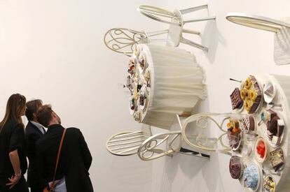 Visitantes observan una de las obras de Samara Golden que se exhibien en la Feria de Arte Frieze de Londres, Reino Unido.