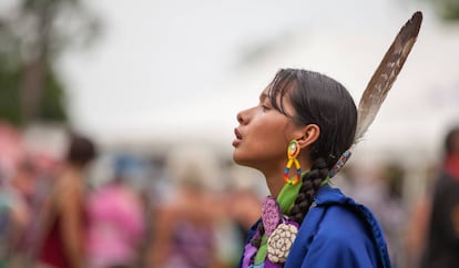 Una mujer viste un traje tradicional Mohawk en una celebración de la comunidad indígena, en 2015.