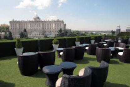 La terraza abierta al público de los apartosuites, con vistas al Palacio Real.