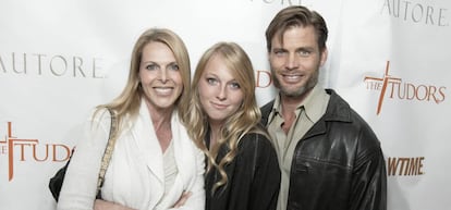 Catherine Oxenberg a la izquierda junto a su hija India Oxenberg en el centro y Casper Van Dien en la presentación de 'Los Tudor'.