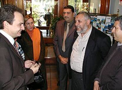 José Luis Rodríguez Zapatero habla con el presidente de Ceuta (centro), Juan Vivas, durante la visita.