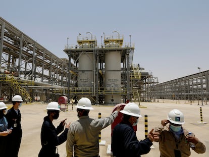 Visita de un grupo de periodistas e ingenieros a unas instalaciones de Aramco en Arabia Saudi, el pasado 28 de junio.