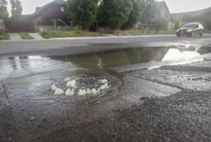 Cloaca colapsada por exceso en la cantidad de turistas y usuarios de la red de alcantarillado. Los desechos se drenaron al Río de las Vueltas, a 200 metros del lugar. 