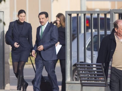 Francisco Mart&iacute;nez, con corbata, llega a la Ciudad de la Justicia de Castell&oacute;n.