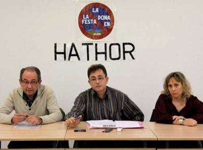 De izquierda a derecha, Carlos y Andrés Bernabeu, y María del Mar Hernández, durante una asamblea de la asociación Hathor.