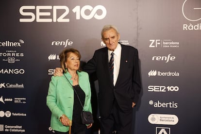 El periodista Luis del Olmo y su esposa, Mercedes González, posan en el 'photocall' antes de la gala. 