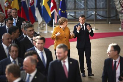 La canciller alemana, Angela Merkel, habla con el presidente francés Emmanuel Macron en la Cumbre Europea en Bruselas. 