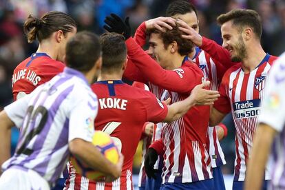 Los jugadores del Atlético felicitan a Griezmann tras un gol.