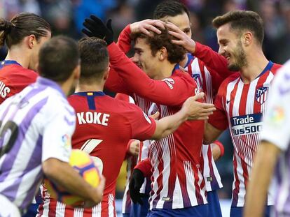 Los jugadores del Atlético felicitan a Griezmann tras un gol.