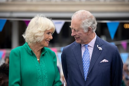 Carlos III de Inglaterra y la reina Camila, en un almuerzo celebrado en Londres el 5 de junio de 2022 durante los festejos por el Jubileo de Platino de Isabel II