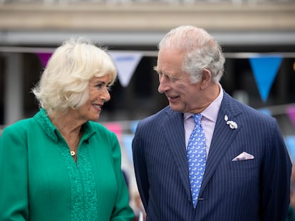 Carlos III de Inglaterra y la reina Camila, en un almuerzo celebrado en Londres el 5 de junio de 2022 durante los festejos por el Jubileo de Platino de Isabel II