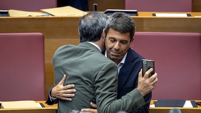 El presidente de la Generalitat, Carlos Mazón, saluda al vicepresidente, Vicente Barrera, al inicio del pleno de Les Corts Valencianes este jueves.