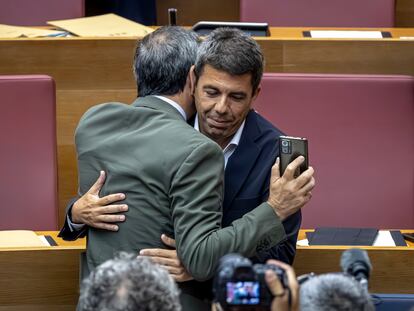 El presidente de la Generalitat, Carlos Mazón, saluda al vicepresidente, Vicente Barrera, al inicio del pleno de Les Corts Valencianes este jueves.