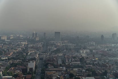 Vista general de la capital mexicana contaminada.