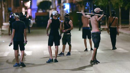 Varios jóvenes con palos y botellas, este domingo momentos antes de los enfrentamientos con la policía.