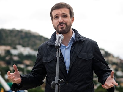 El presidente del PP, Pablo Casado, durante una rueda de prensa de este viernes en Roses (Girona).