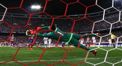 Keylor Navas detiene el penalti a Griezmann