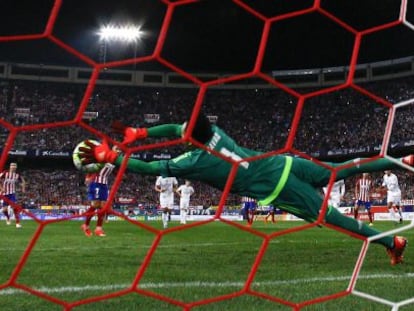 Keylor Navas detiene el penalti a Griezmann