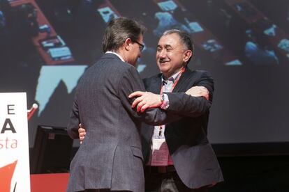 Josep Mar&iacute;a &Aacute;lvarez saluda al presidente de la Generalitat, Artur Mas, ayer. 