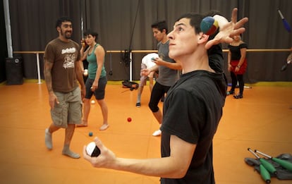 Los alumnos practican en la sala de ensayo de la escuela.