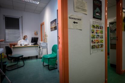 Aunque no hay cifras exactas, la Organización Médica Colegial estima que el 40% de los médicos de familia en España trabajan en municipios de menos de 15.000 habitantes. Este colectivo se queja desde hace años de la falta de personal y recursos. Estos profesionales utilizan casi siempre su coche personal para recorrer cada semana los pueblos de los que se ocupan, a cambio de una tarifa muy baja por el kilometraje. Cuando llegó el coronavirus, estuvieron en primera línea de batalla y en esta segunda ola siguen combatiéndolo.