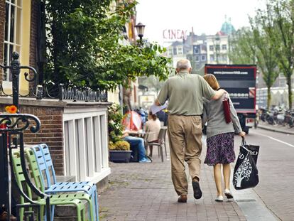 Una pareja de ancianos en Ámsterdam.