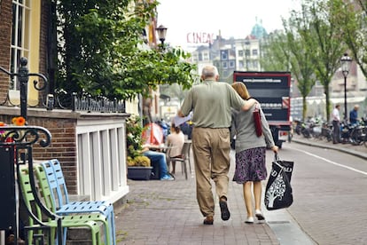 Um casal de idosos entre Koningsplein e Dam Platz em Holanda.