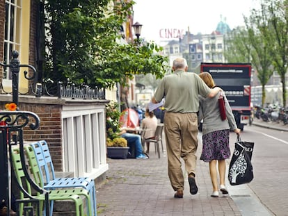 Um casal de idosos entre Koningsplein e Dam Platz em Holanda.