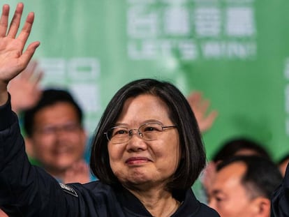 La presidenta de Taiwán, Tsai Ing-wen, saluda a sus seguidores tras su victoria.