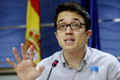 Iñigo Errejón, número dos de Podemos, durante una rueda de prensa en el Congreso.