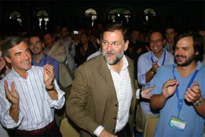 Ángel Acebes, Mariano Rajoy y Nacho Uriarte, en la clausura del congreso de Nuevas Generaciones.