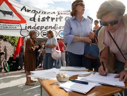 Una vecina de Aravaca firma por tener un distrito independiente durante la concentración de ayer.