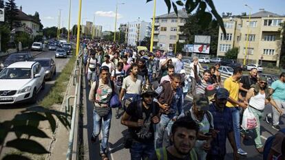 Refugiados abandonan a pie Budapest, en Hungría.