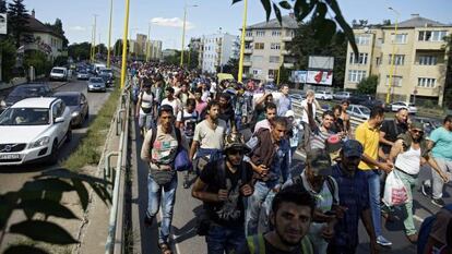 Refugiados abandonan a pie Budapest, en Hungr&iacute;a.