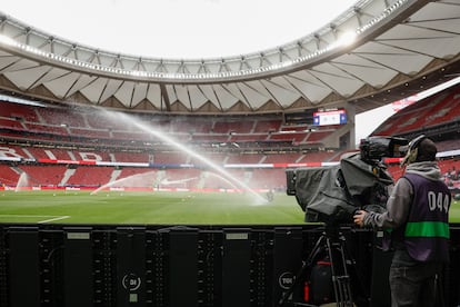 Un cámara en el Estadio Riyadh Air Metropolitano del Atlético de Madrid.