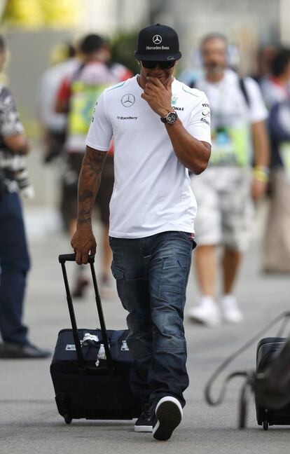 Lewis Hamilton llegando al circuito.